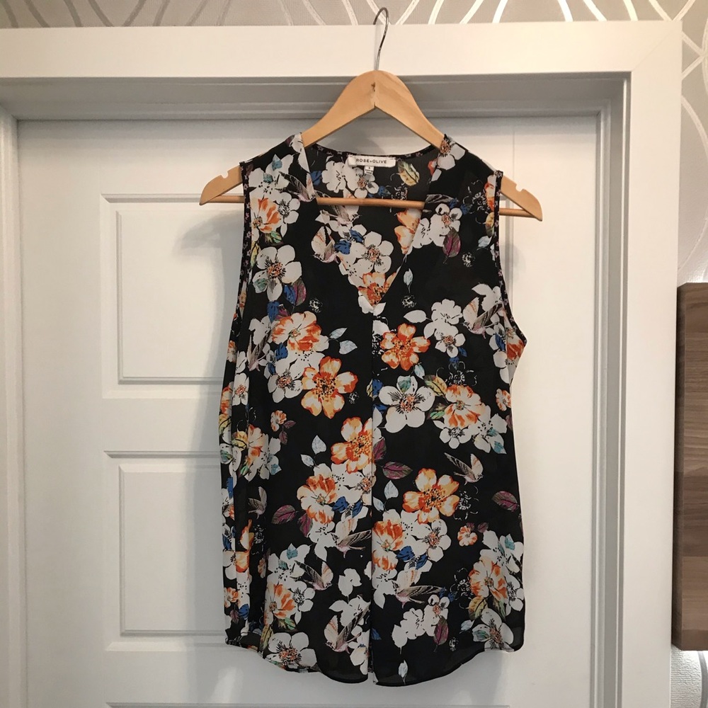 ROSE & OLIVE Floral top